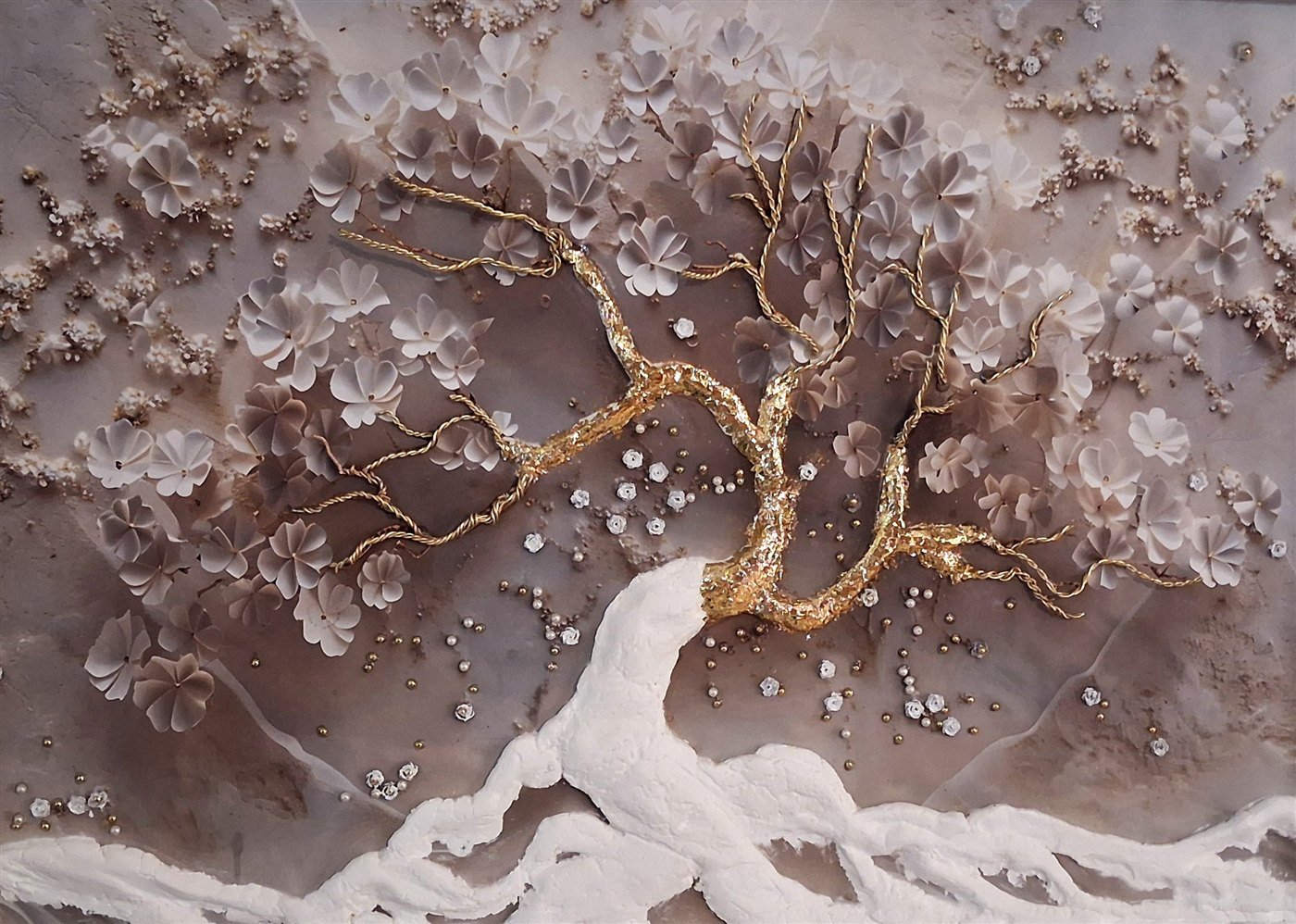 Arbre de Lumière, acrylique et relief résine époxy sur toile : un arbre aux branches dorées et aux fleurs en relief, sur un fond de nacre.