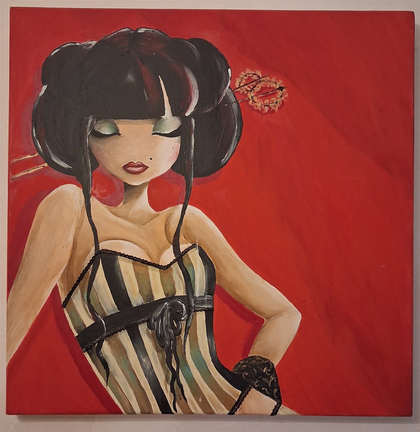 Geisha Écarlate, acrylique sur toile : une geisha stylisée, épingle fleurie dans les cheveux, sur un fond rouge profond.