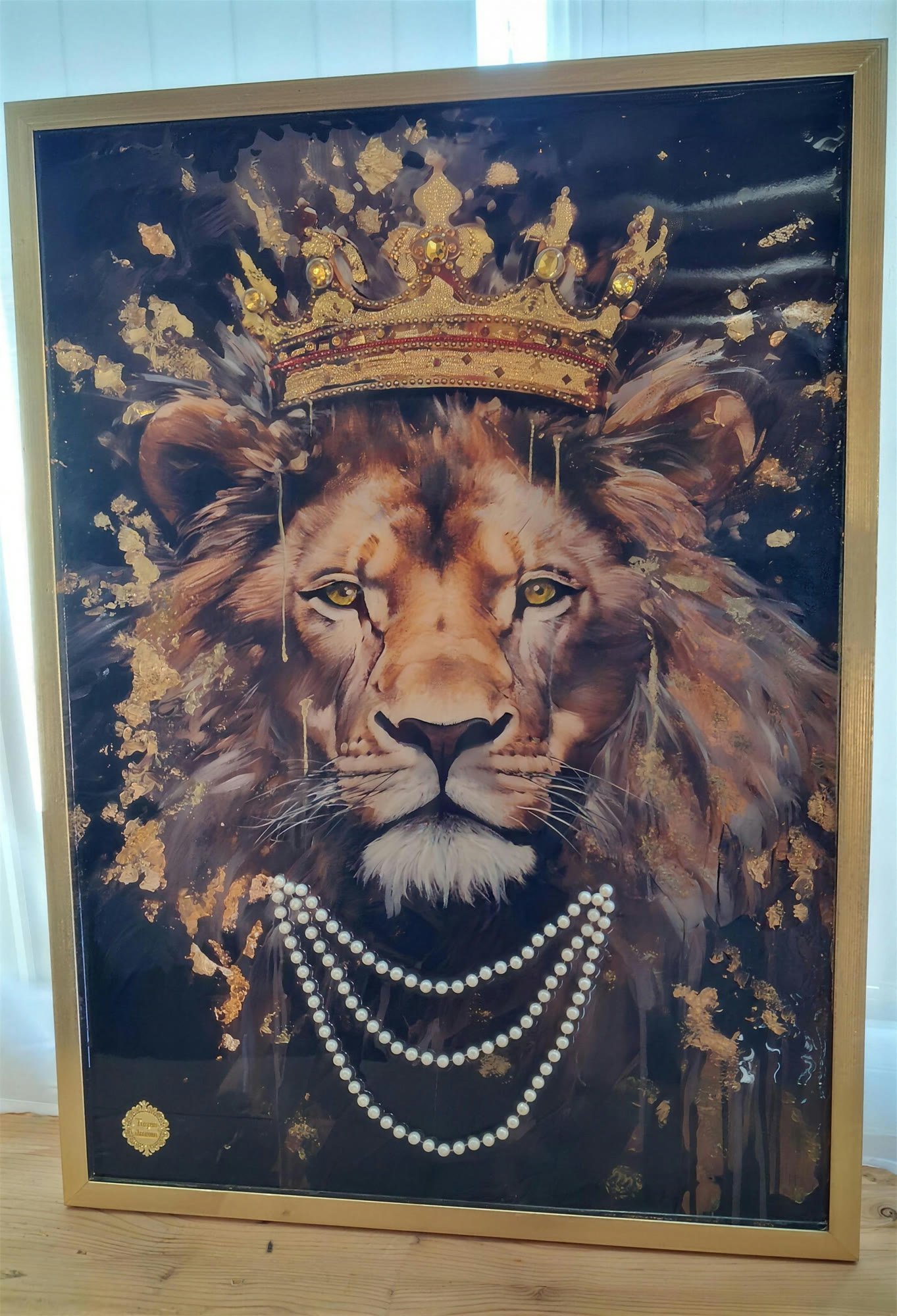 Majesté, acrylique et relief résine époxy sur toile : un lion couronné, drapé de perles, entre puissance animale et parure royale.