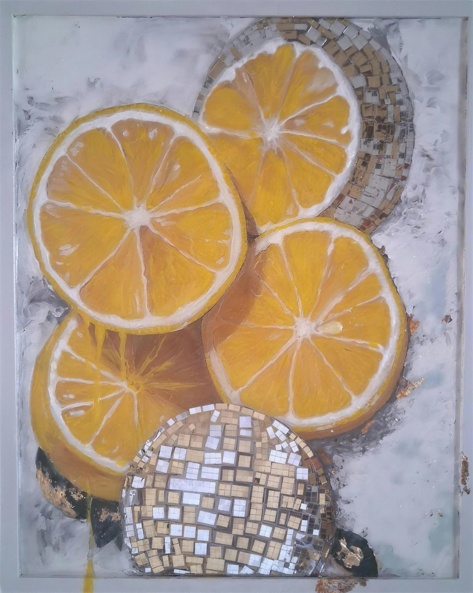 Éclats d'Agrumes, acrylique, résine et mosaïque miroir sur toile : des quartiers d'agrumes gorgés de lumière, ponctués de sphères en mosaïque miroir.